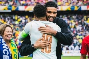 绿军现场观战世界杯法国vs挪威 深陷交易流言的杰伦·布朗也在